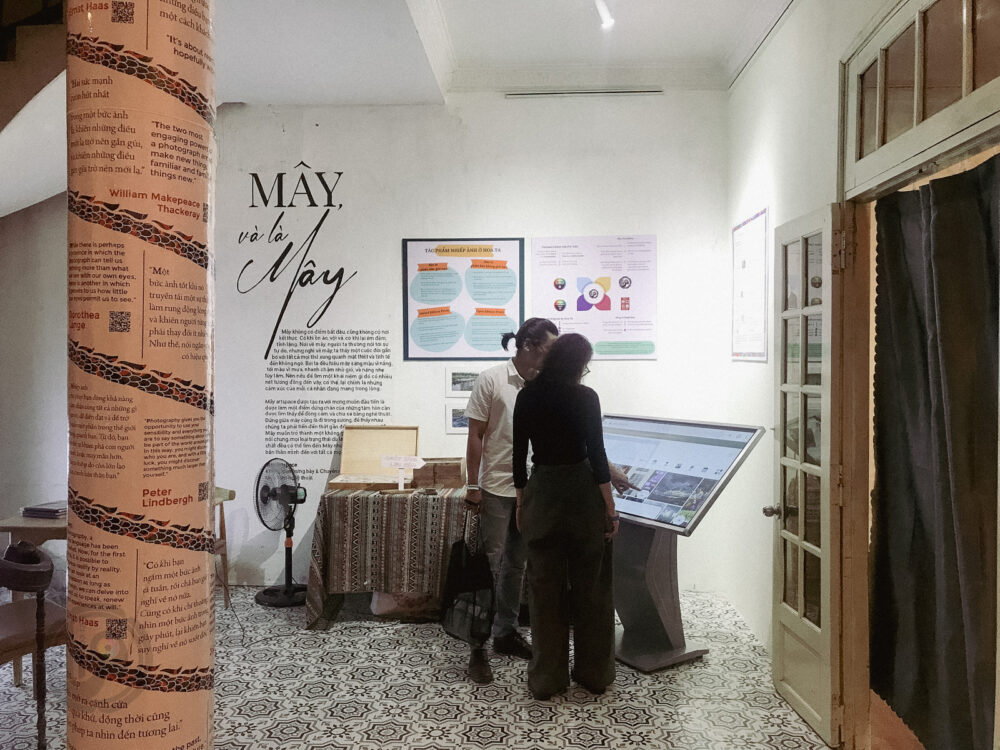 Online gallery experience touch-screen